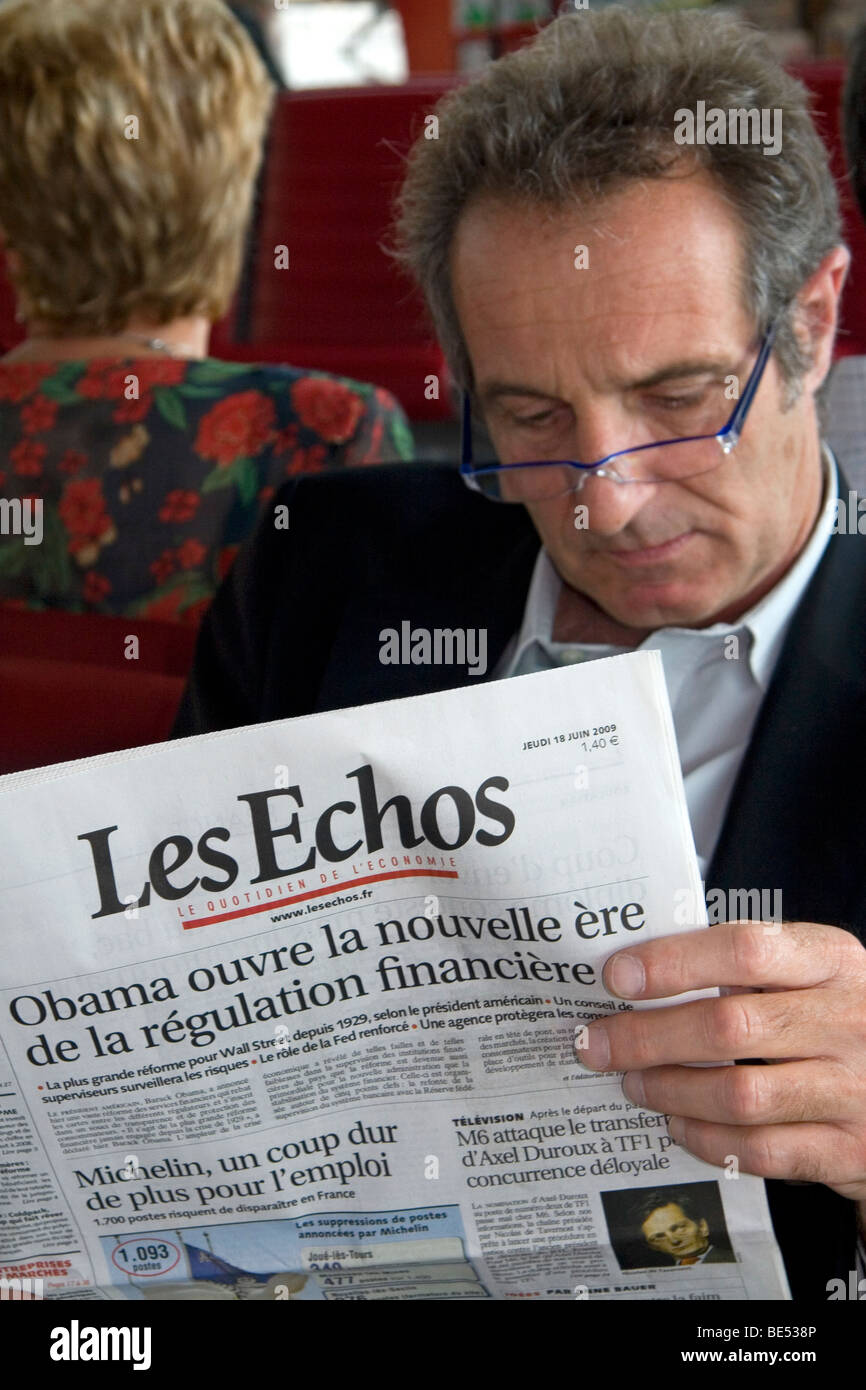 L'uomo la lettura di una lingua francese quotidiano di Nizza, Francia. Foto Stock