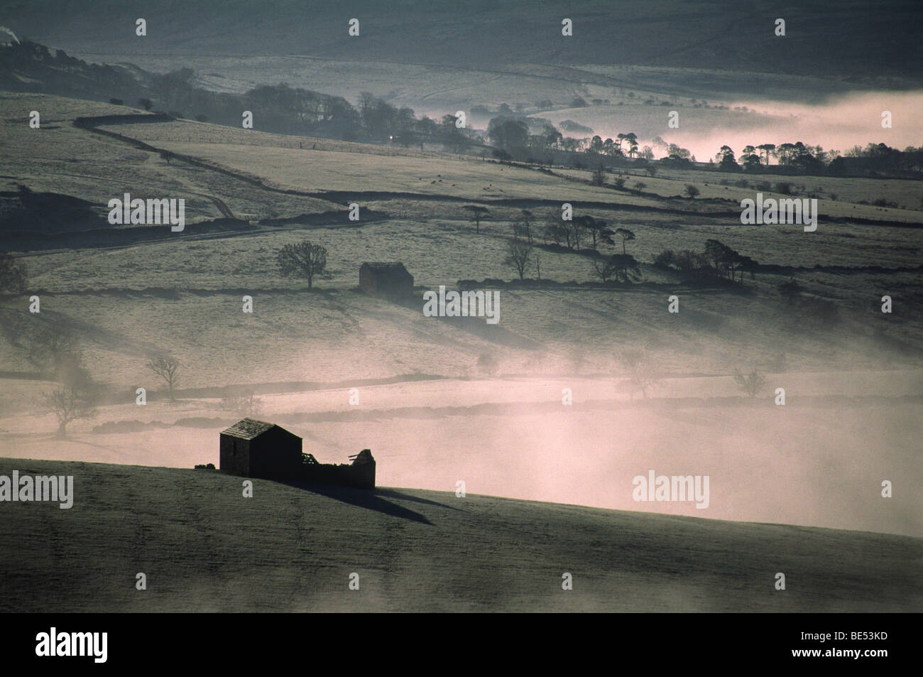 Colline di pennini nelle prime ore del mattino con nebbia rotolamento fuori le colline Foto Stock