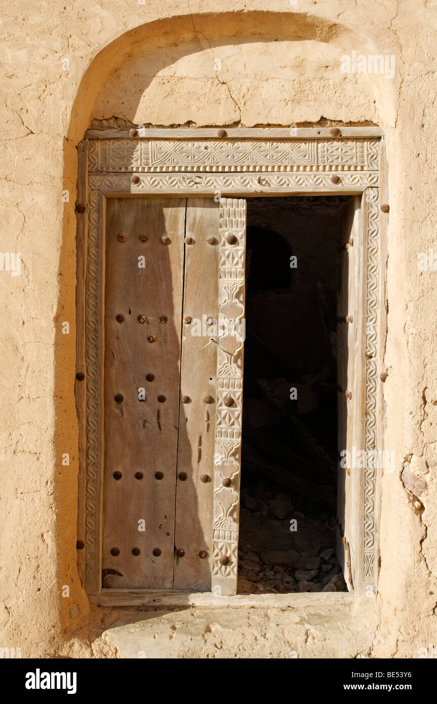 Legno intagliato nella porta della storica fortificazione adobe Jaalan Bani Bu Ali Fort o castello, Sharqiya regione, il sultanato di Oman, un Foto Stock