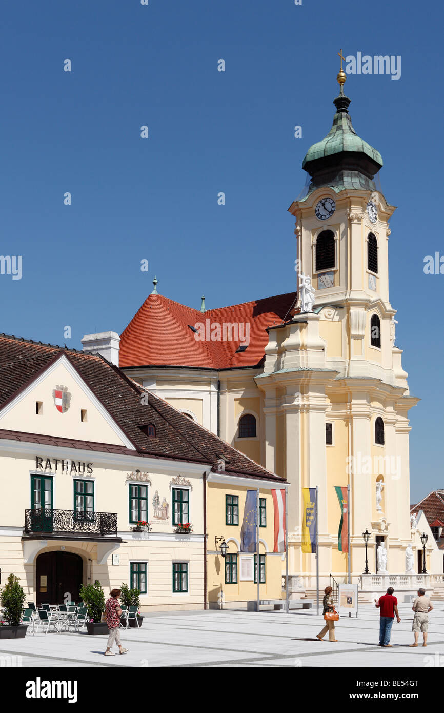 Il municipio e la chiesa in Laxenburg, Austria Inferiore, Austria, Europa Foto Stock