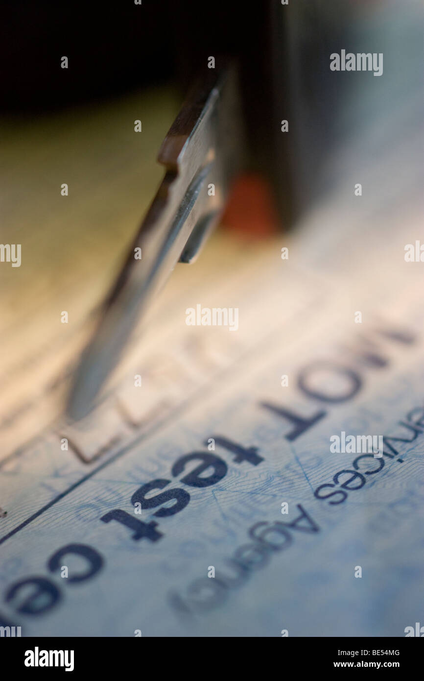 Certificato di collaudo MOT, organizzato dal Ministero dei trasporti, per valutare la sicurezza dei veicoli e la sicurezza tecnica e contribuire a migliorare la sicurezza degli utenti della strada Foto Stock