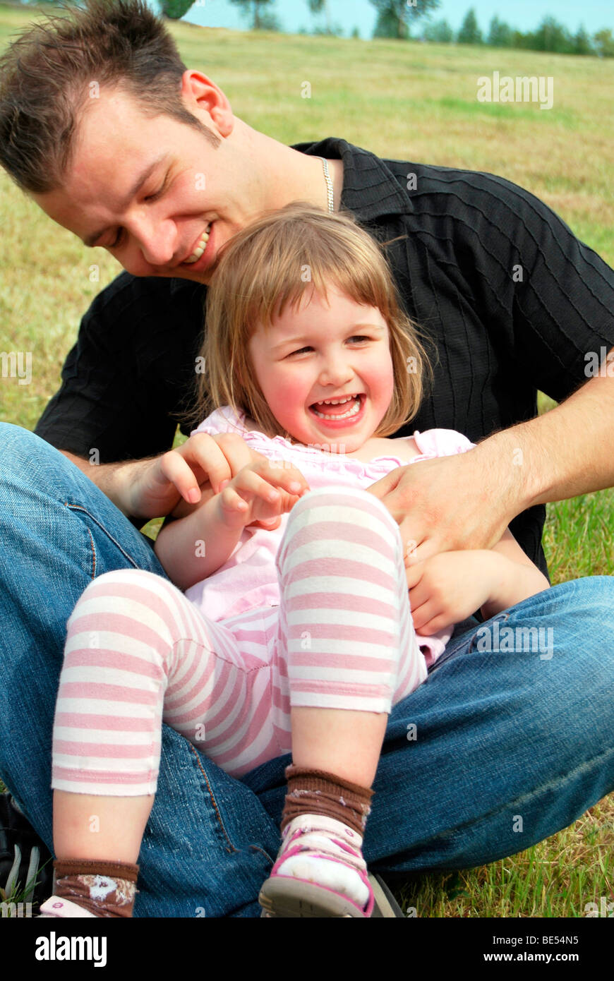 Unico padre solletica il suo bambino Foto Stock