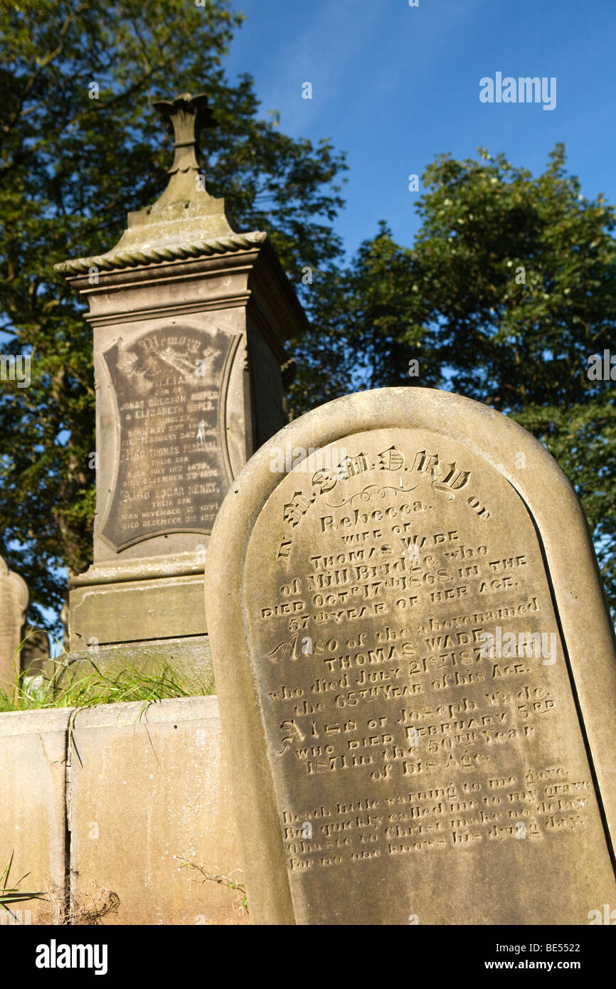 Regno Unito, Inghilterra, Yorkshire, Haworth, chiesa parrocchiale, Vittoriano tombe nel cimitero Foto Stock