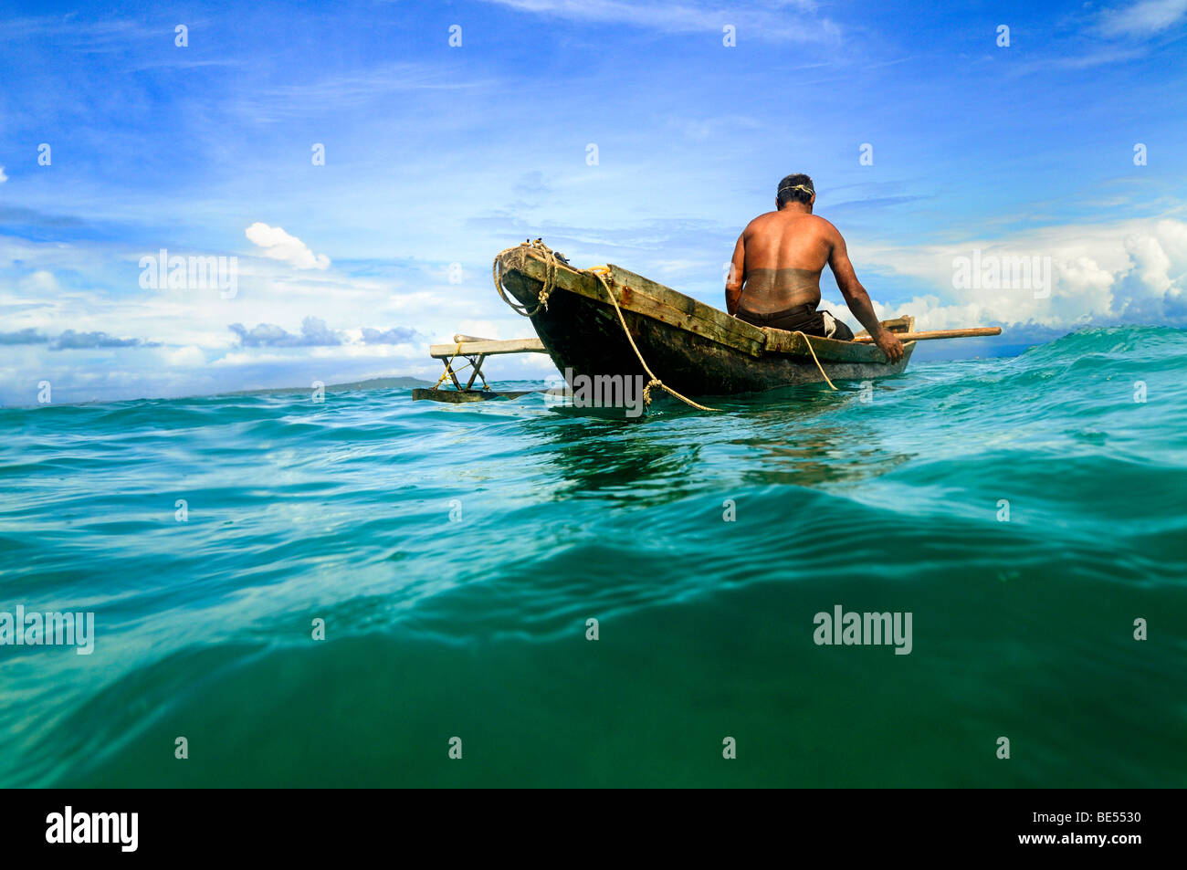 Pescatore con piroga, immersioni subacquee per il polpo, presi in Samoa, Foto Stock