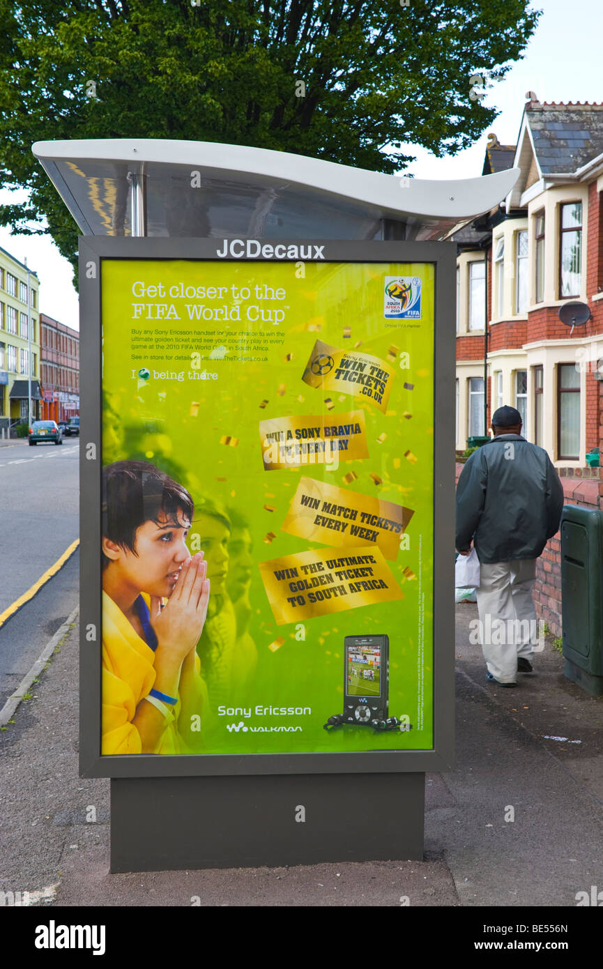 JCDecaux affissioni per Sony Ericsson WALKMAN sul bus shelter in UK Foto Stock