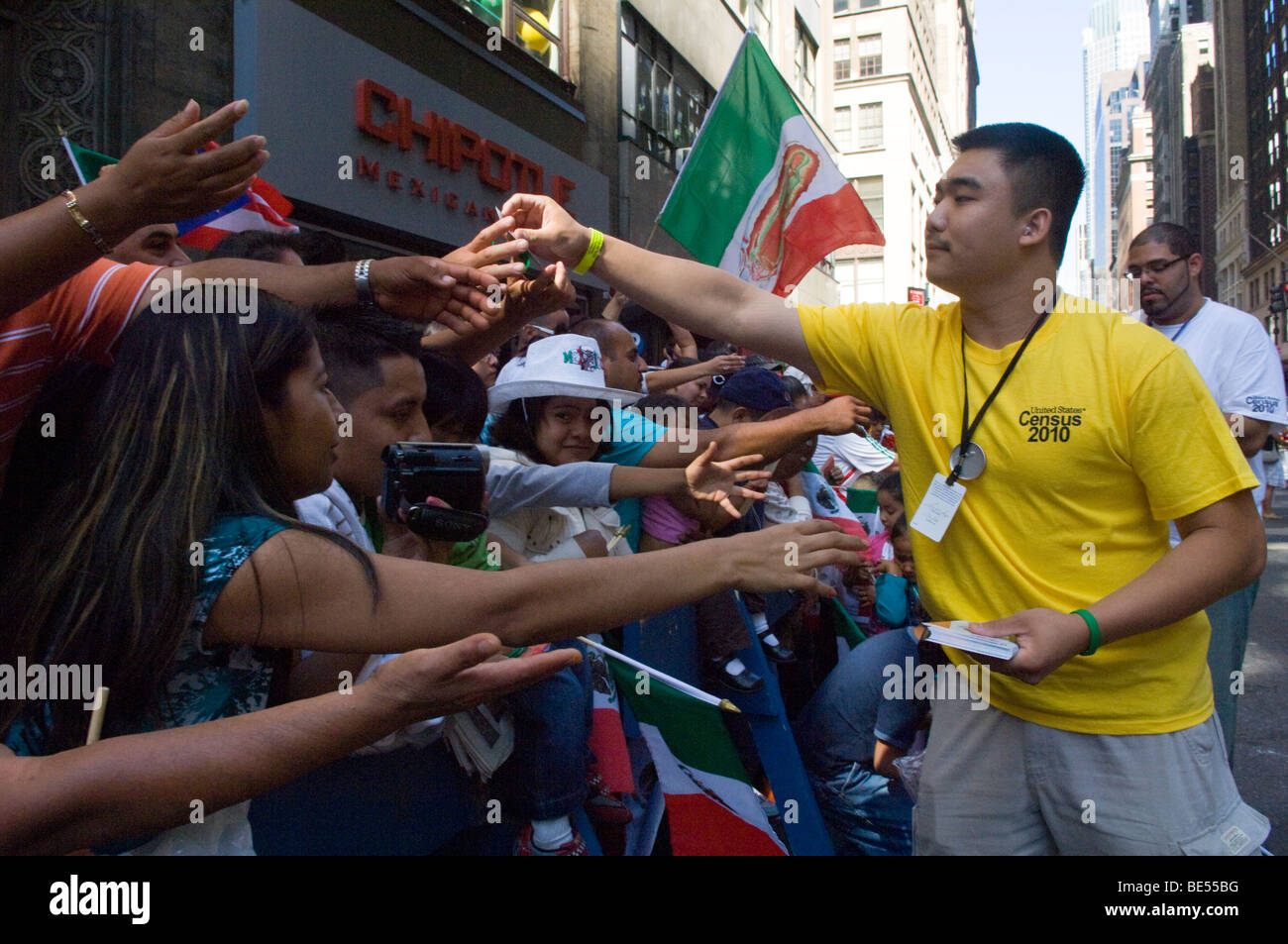 Noi censimento 2010 lavoratori outreach mano bracciali e letteratura durante l'indipendenza messicana Parade di New York Foto Stock