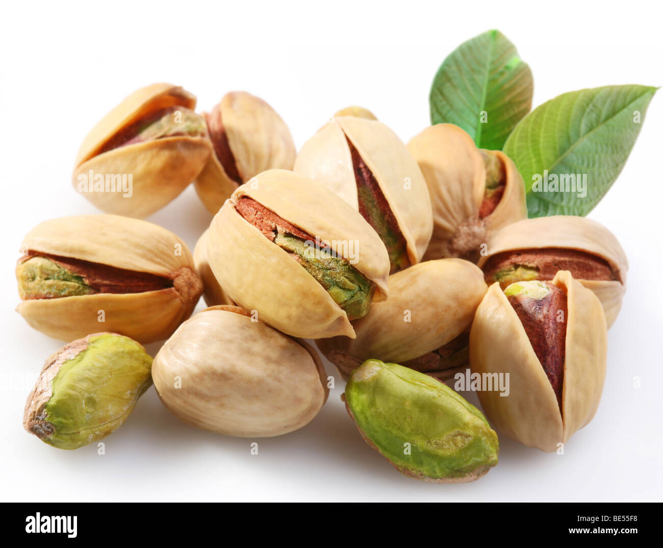Pistacchi su sfondo bianco Foto Stock