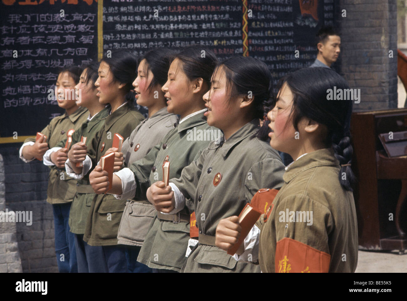 " Presidente mao guardie rosse' durante la rivoluzione culturale in Cina nel 1971 Foto Stock