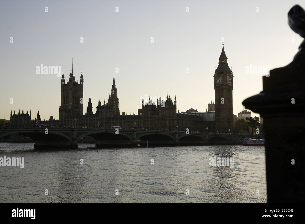 Westminster,Case del Parlamento sul fiume Tamigi nel tardo pomeriggio Silhouette.chiari cieli blu,paesaggio architettonico,uk Foto Stock