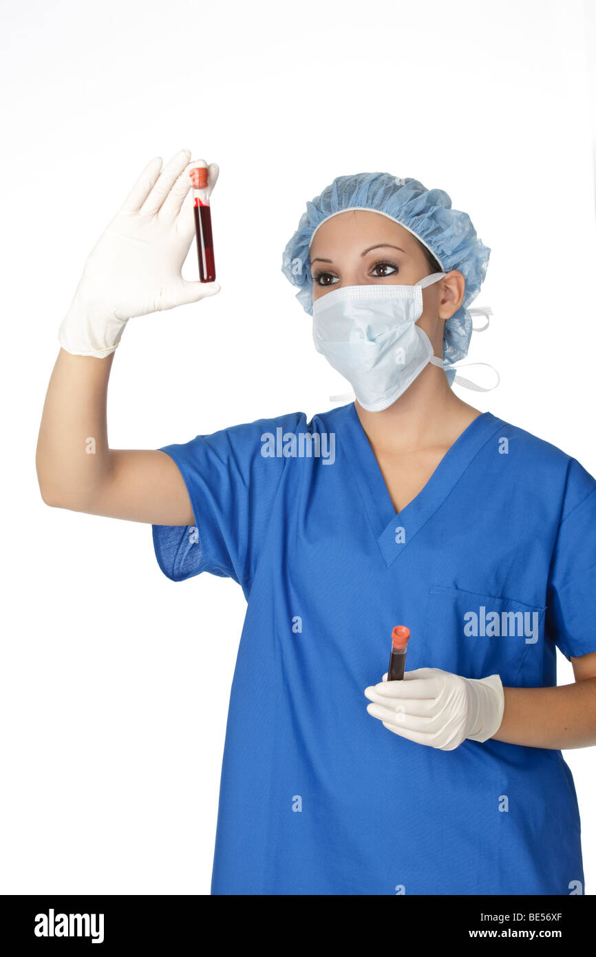Bella tecnico di laboratorio esaminando un tubo di sangue Foto Stock