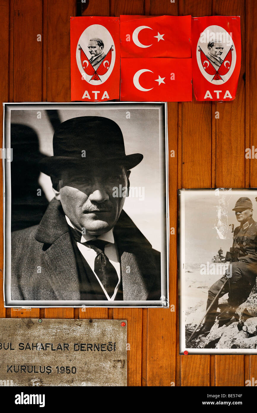 Foto ritratto di Mustafa Kemal Atatuerk, e la fondazione segno dei librai-associazione su una parete nel libro bazaar, Foto Stock