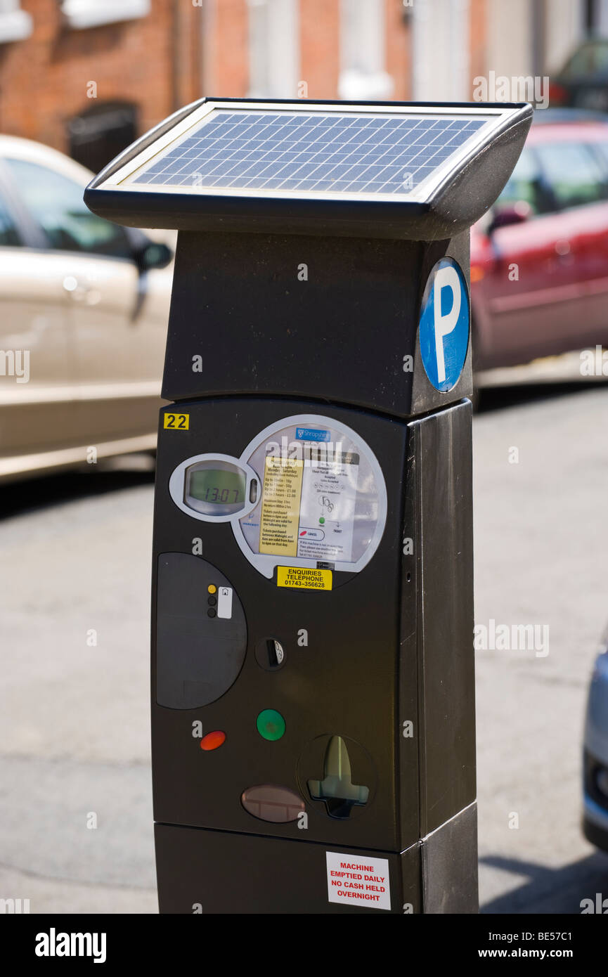 Parcometro distributore di biglietti per il parcheggio su strada alimentato da pannello solare REGNO UNITO Foto Stock