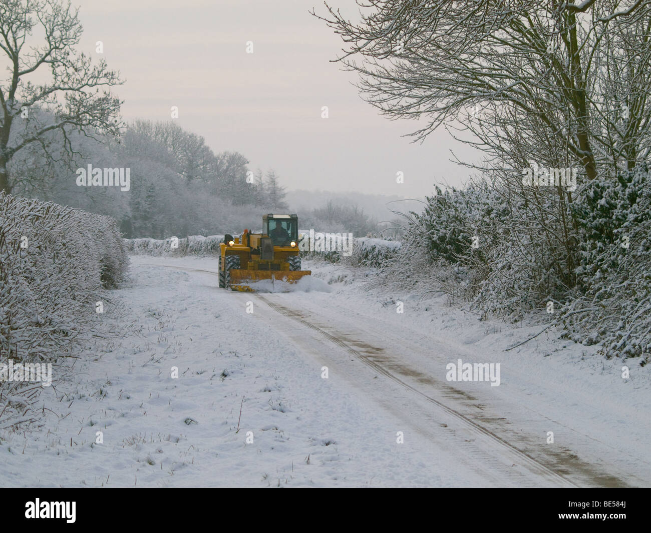 Snow Plough clearing strada invernale di neve. Foto Stock