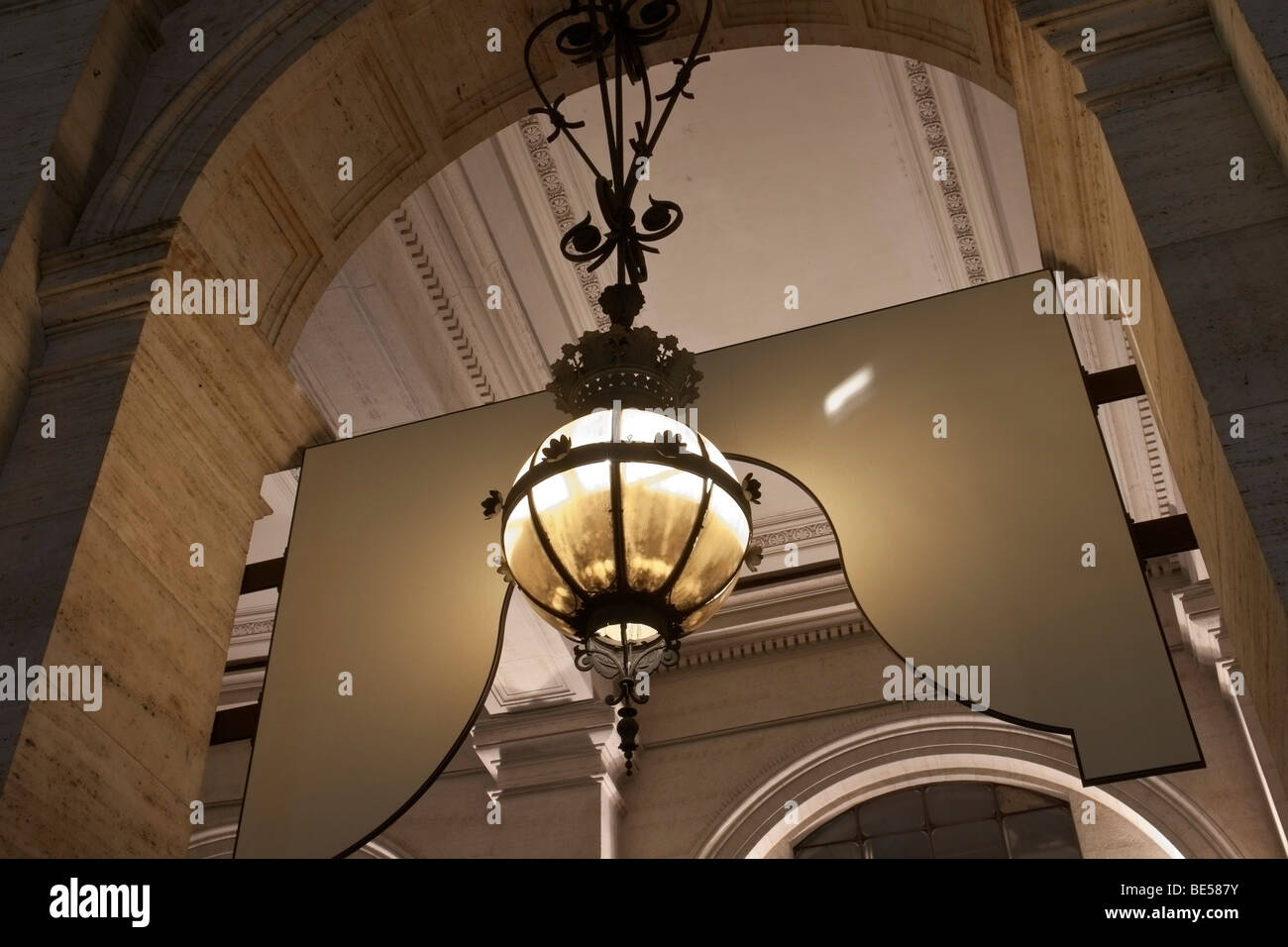 Roma, Italia. Una lanterna nel portico del gigante Exedra immobili in  Piazza della Repubblica Foto stock - Alamy