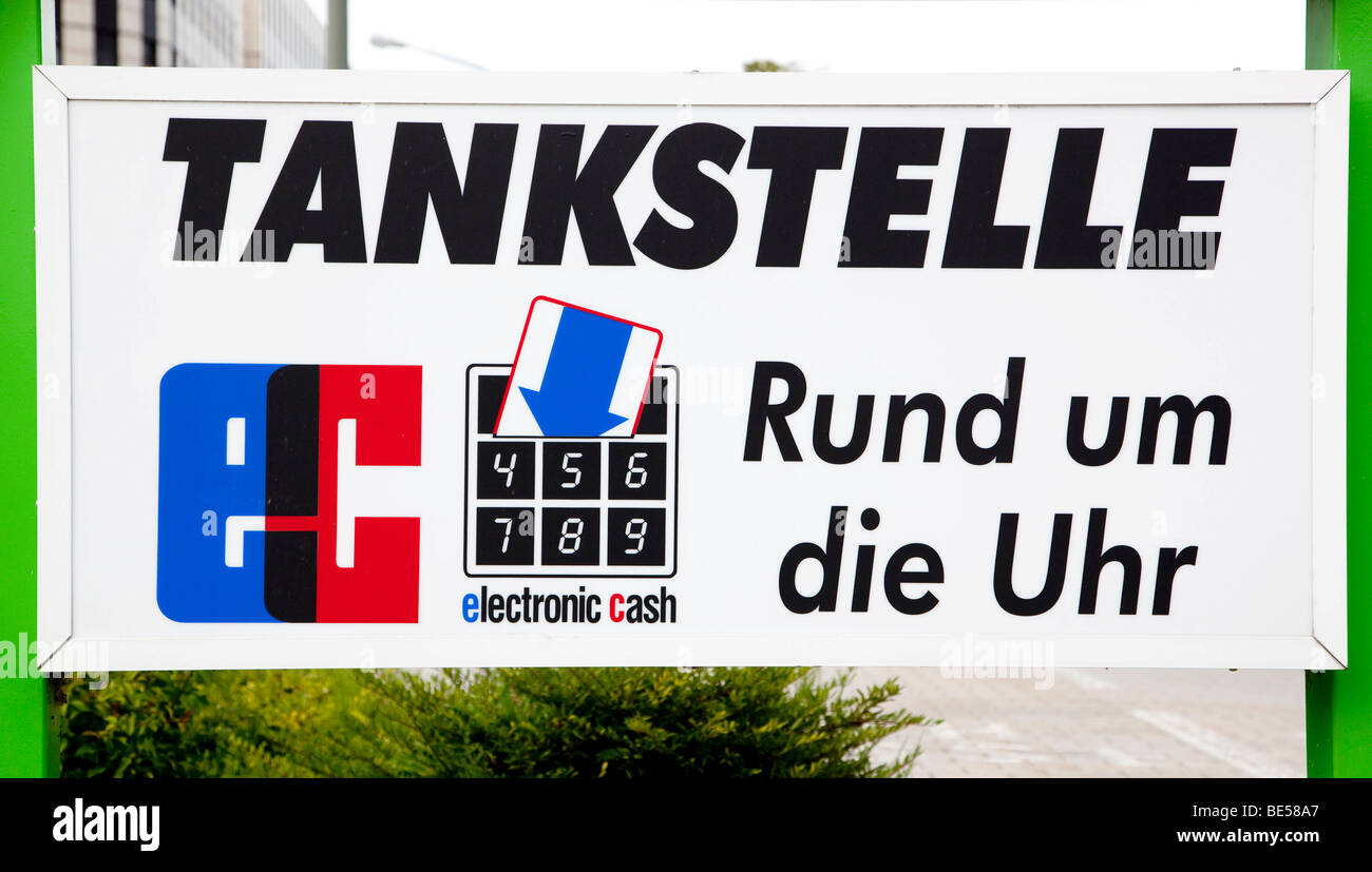 Stazione di gas con carta di debito pagamento intorno all'orologio 24 ore, a Neutraubling (Baviera, Germania, Europa Foto Stock