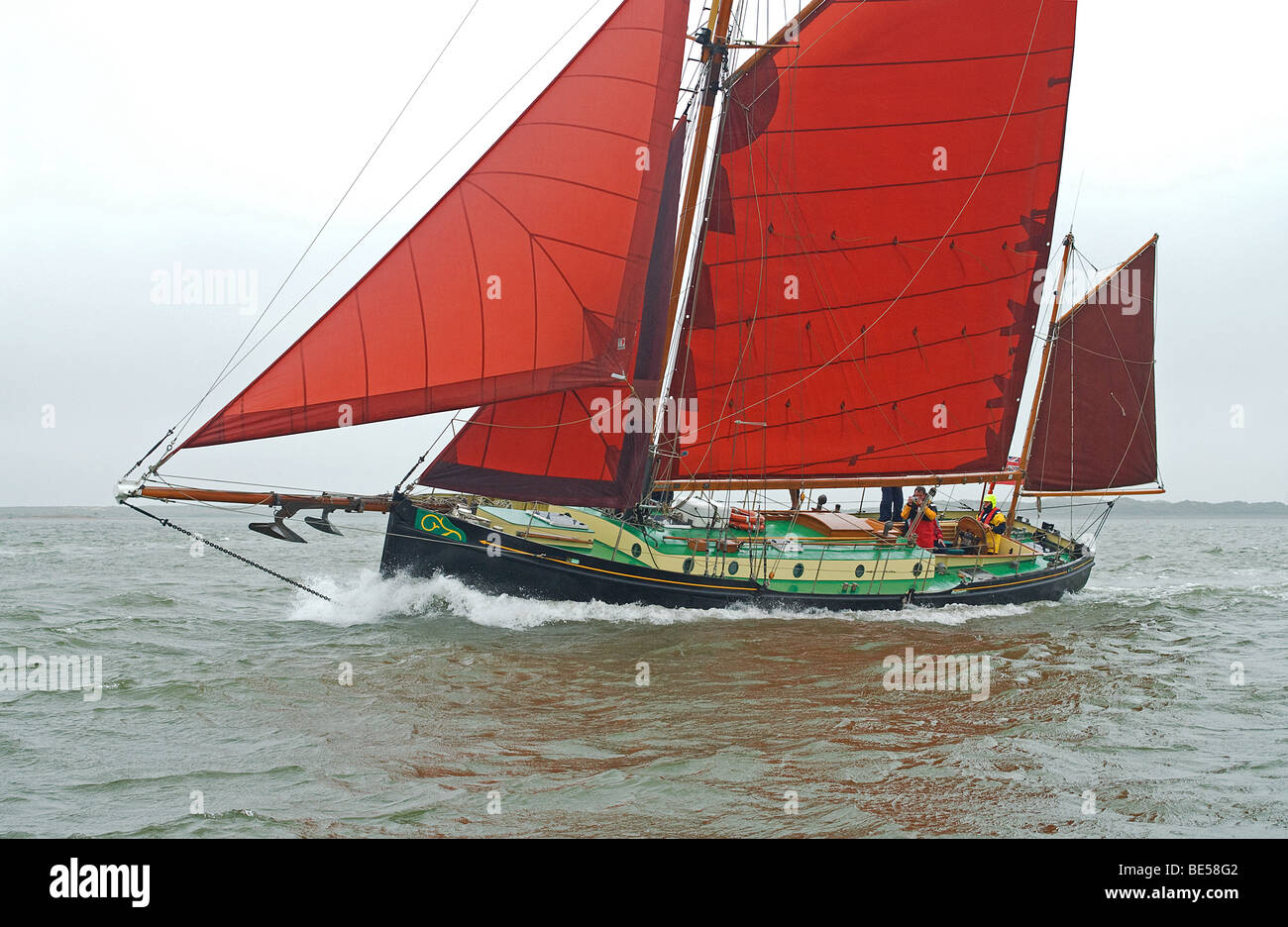 Chiatta a vela Juno alimentare attraverso Blakeney Harbour sulla carta. Foto Stock