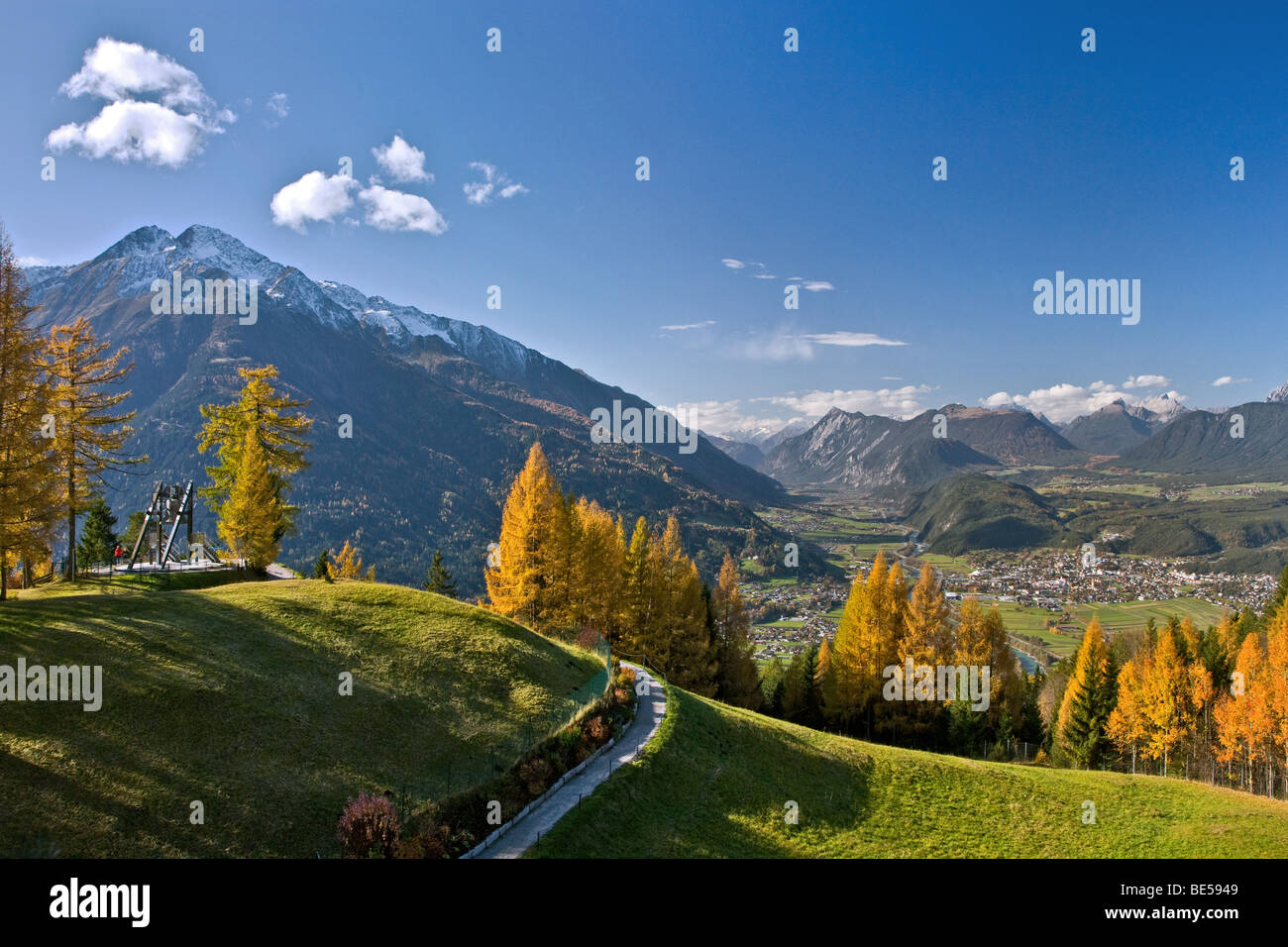 Friedensglocke, la Campana della Pace, in Moesern, larici in autunno, Hocheder nelle Alpi dello Stubai, affacciato sulla valle di Inntal, Telf Foto Stock
