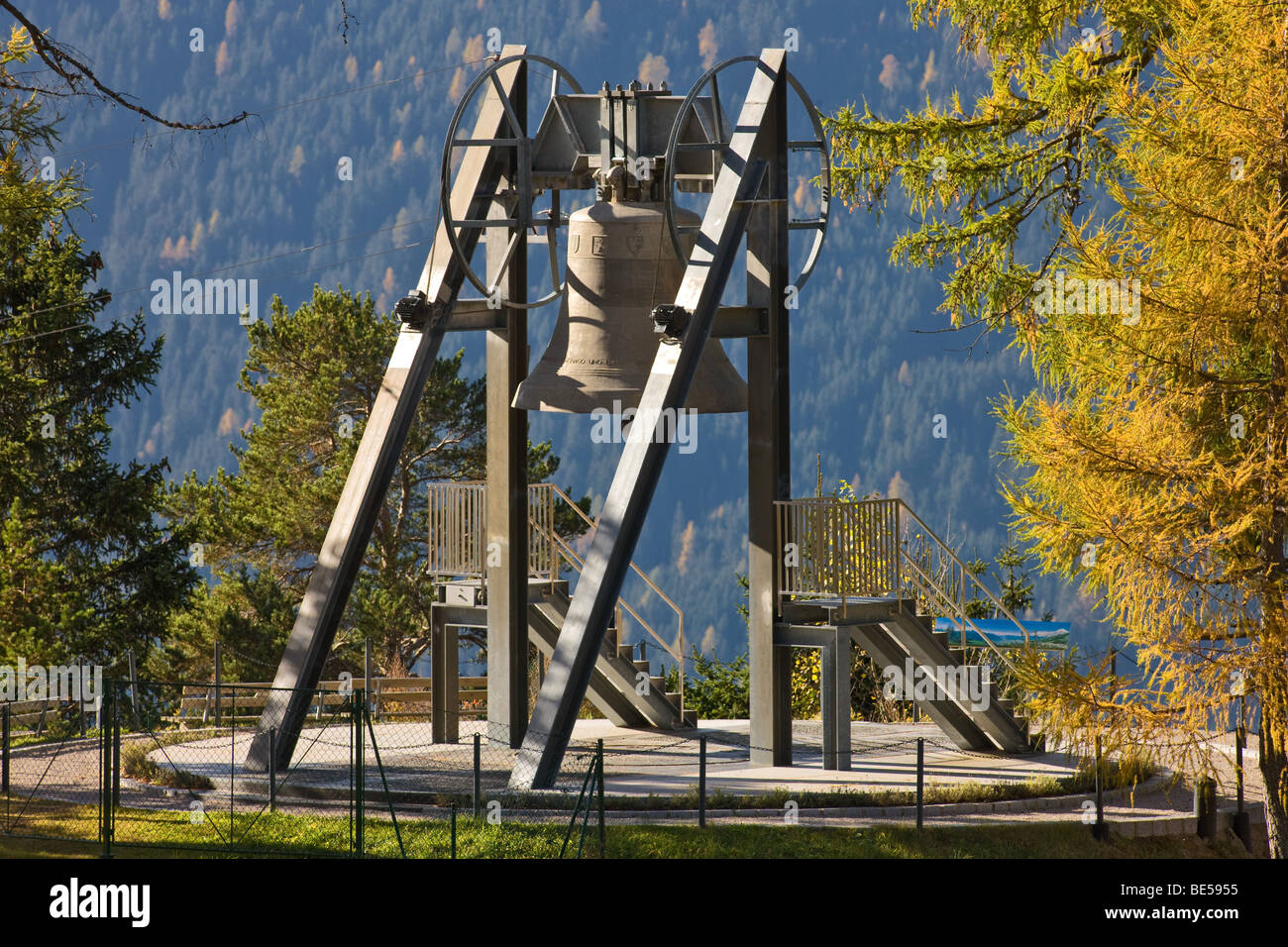 Friedensglocke, la Campana della Pace, in Moesern, larici in autunno, valle Inntal, Telfs, Tirolo, Austria, Europa Foto Stock