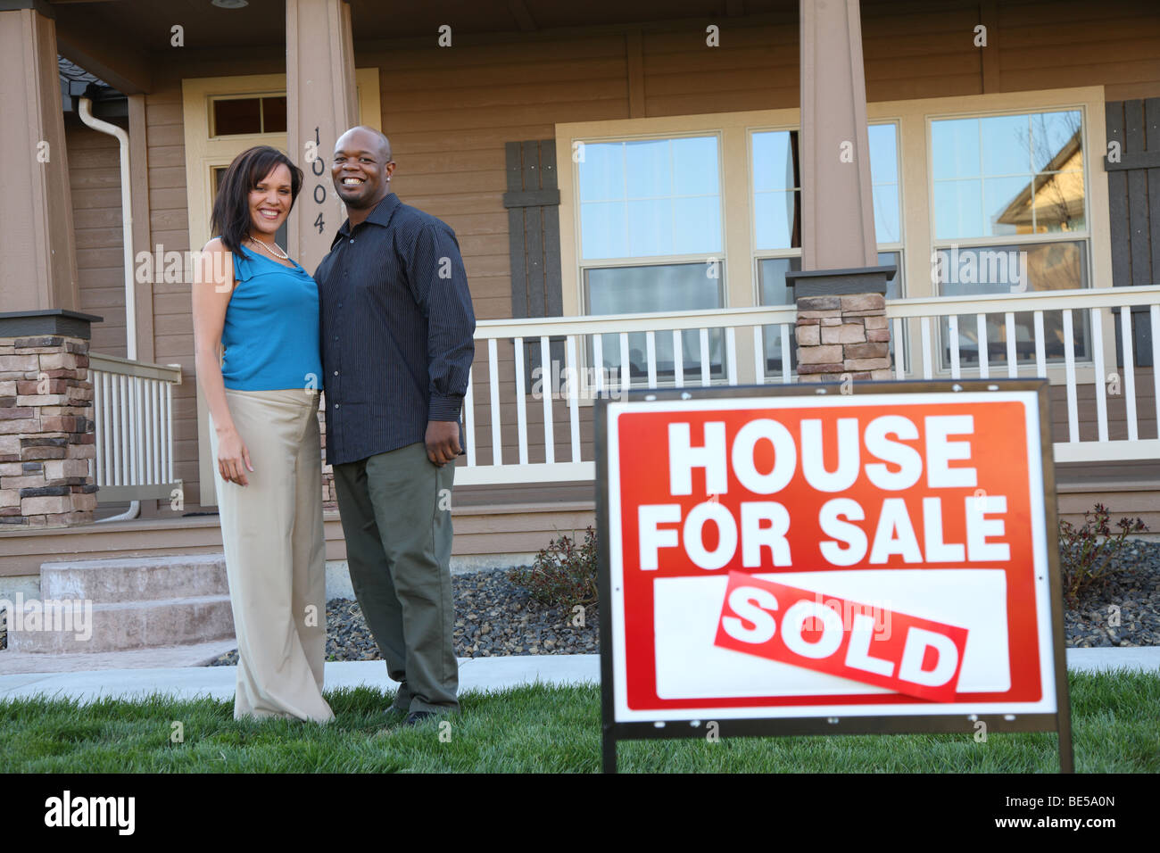 Coppia insieme nella parte anteriore della nuova casa Foto Stock