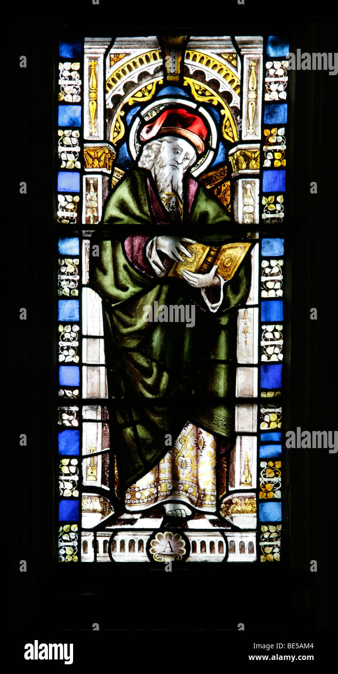 Una vetrata disegnata da Frederick Heathcoate Sutton raffigurante il profeta Amos, la chiesa di Brant Broughton, Lincolnshire Foto Stock