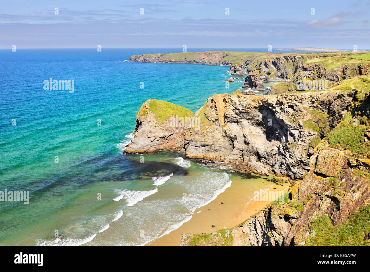 Il paesaggio costiero con alloggiamento in Newquay sulla costa nord della Cornovaglia, England, Regno Unito, Europa Foto Stock