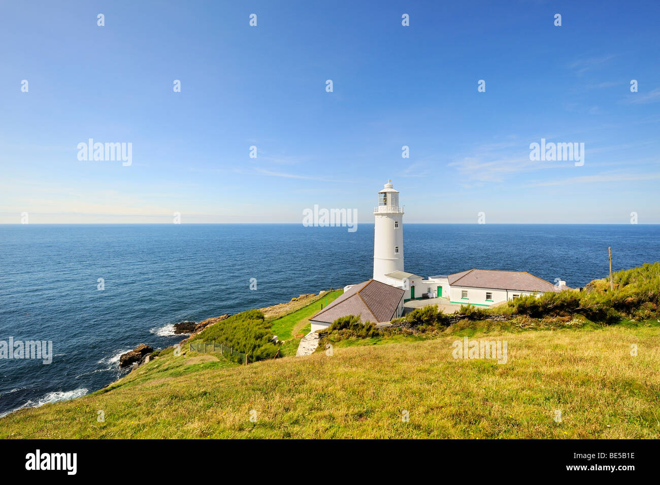 Faro sulla costa di Trevose Head sulla costa nord della Cornovaglia, England, Regno Unito, Europa Foto Stock