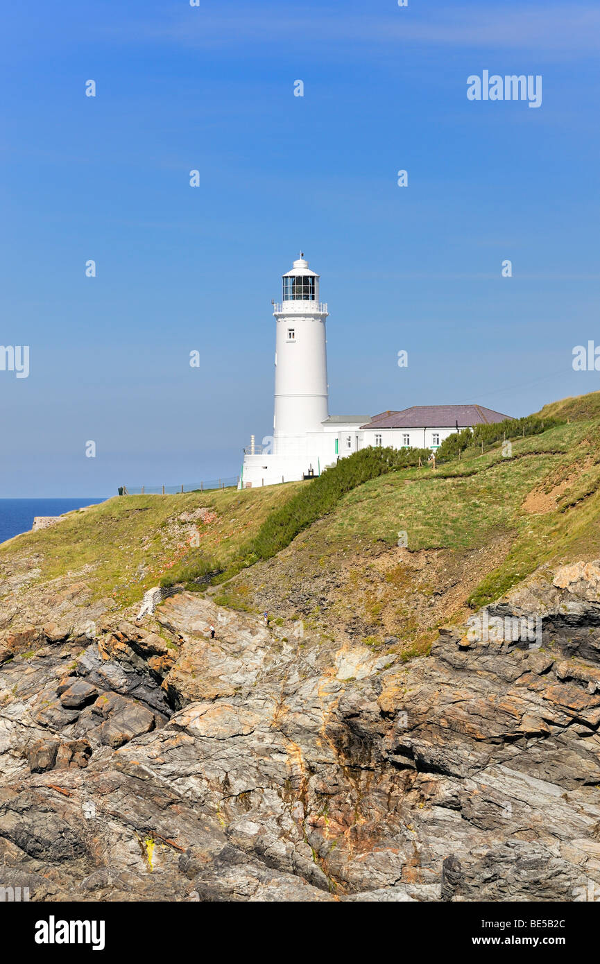 Faro sulla costa di Trevose Head sulla costa nord della Cornovaglia, England, Regno Unito, Europa Foto Stock