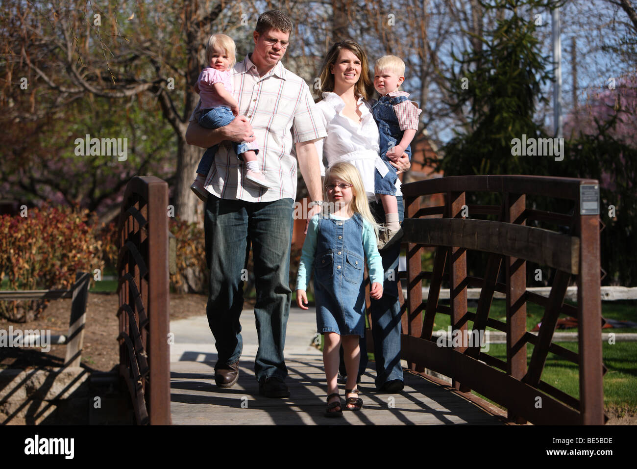 Famiglia attraversando a piedi il ponte in posizione di parcheggio Foto Stock
