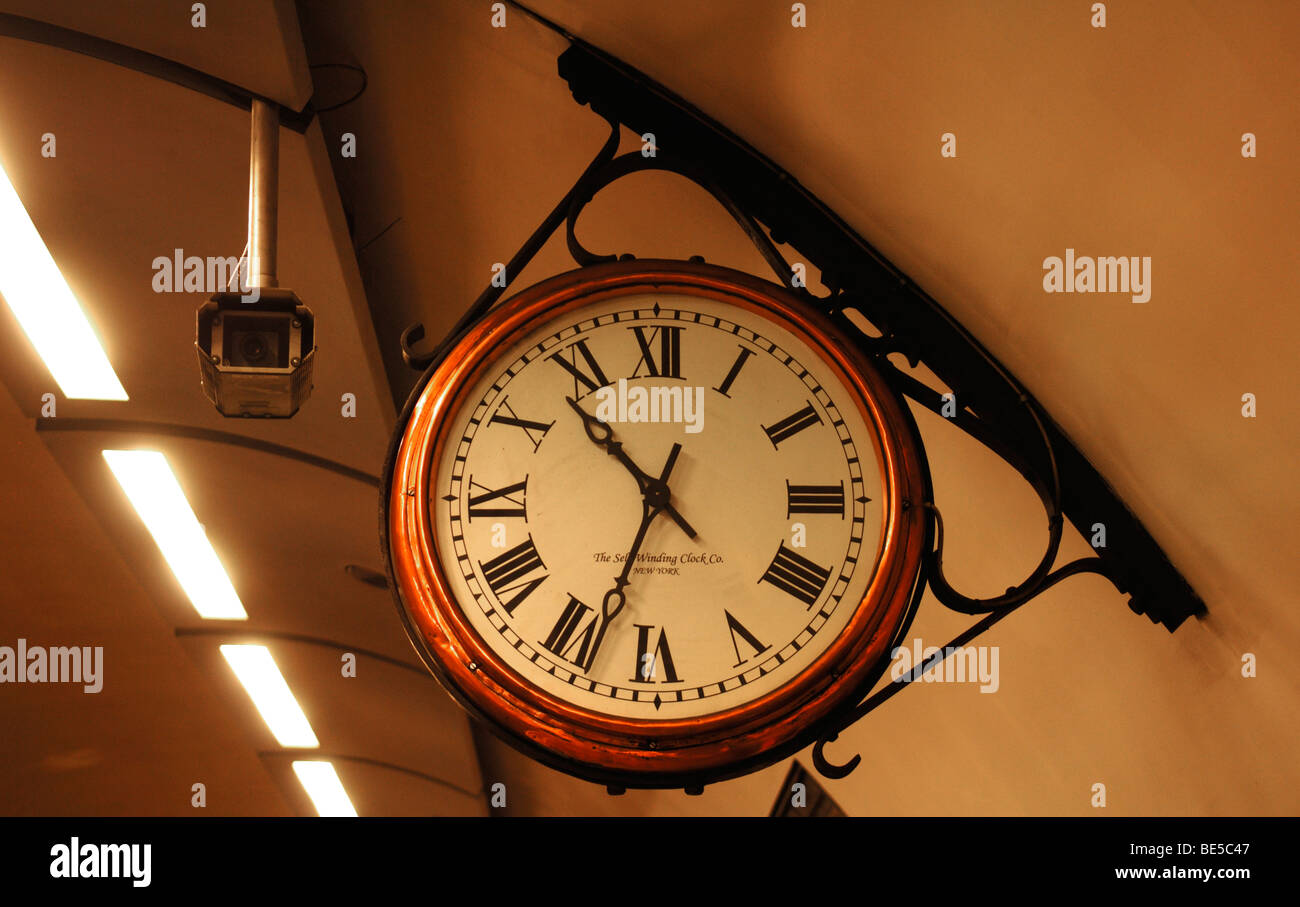 Orologio stazione nella stazione della metropolitana Tooting Broadway, Londra, Inghilterra, Regno Unito, Europa Foto Stock