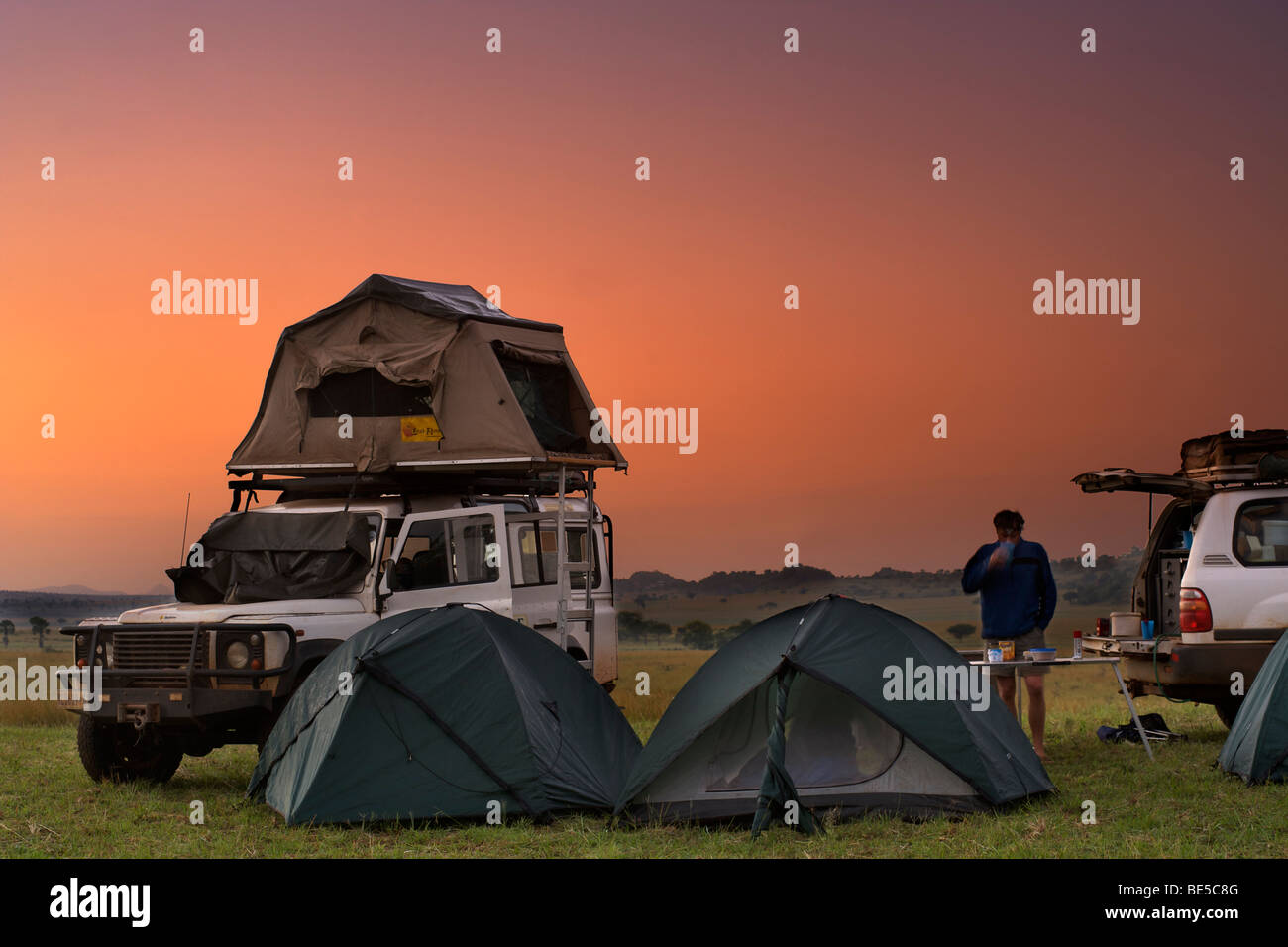 Land Rover Defender e tende in campeggio in Kidepo Valley National Park in Uganda del nord. Foto Stock