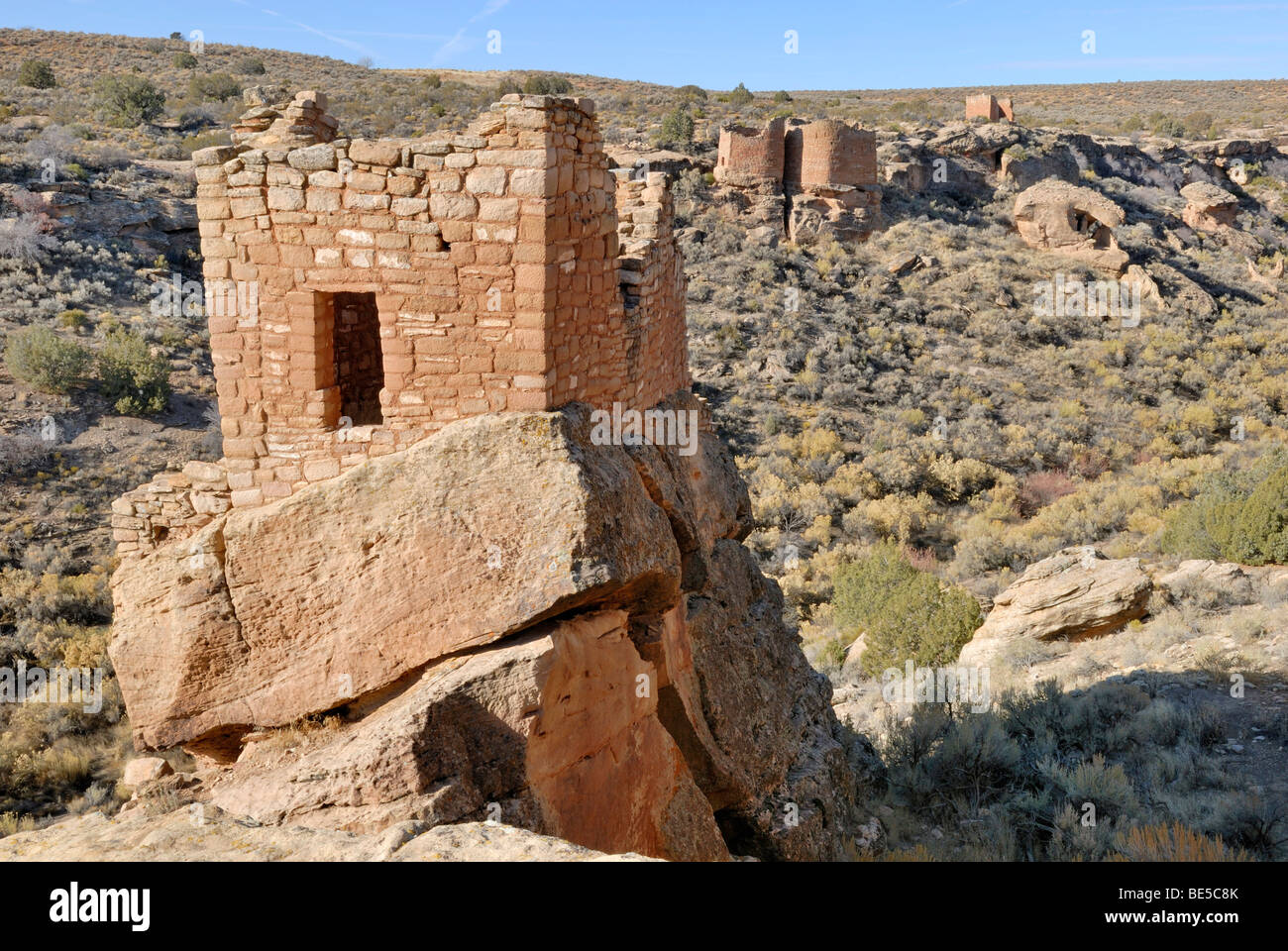 Resti di edifici storici del Puebloans ancestrale, roccaforte anteriore Tower, posteriore eroso Casa di Boulder, Twin Towers, e R Foto Stock