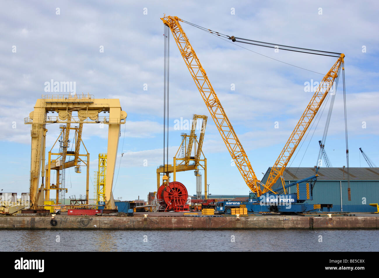 Gru portuali e il sollevamento di carichi pesanti ingranaggio, Leith Docks, Edimburgo, Scozia, Regno Unito. Foto Stock