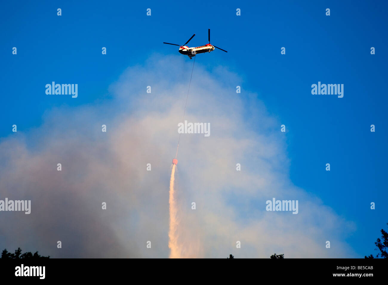 Elicotteri aerei cisterna ritardante di caduta a California Lockheed wildfire in Santa Cruz Mountains Foto Stock
