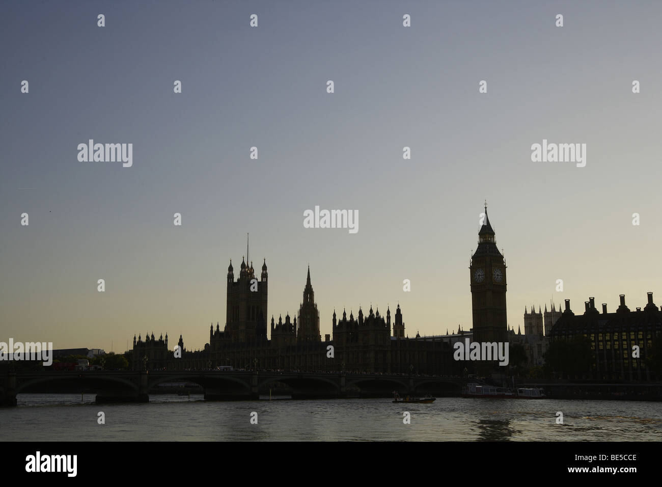 Westminster,Case del Parlamento sul fiume Tamigi nel tardo pomeriggio Silhouette.chiari cieli blu,paesaggio architettonico,uk Foto Stock