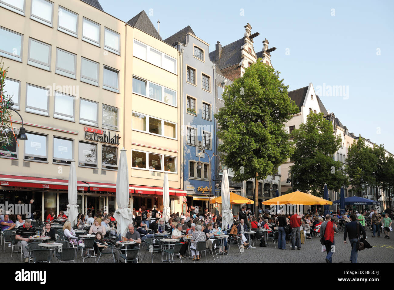 Alter Markt Piazza con caffè, Colonia, nella Renania settentrionale-Vestfalia, Germania, Europa Foto Stock