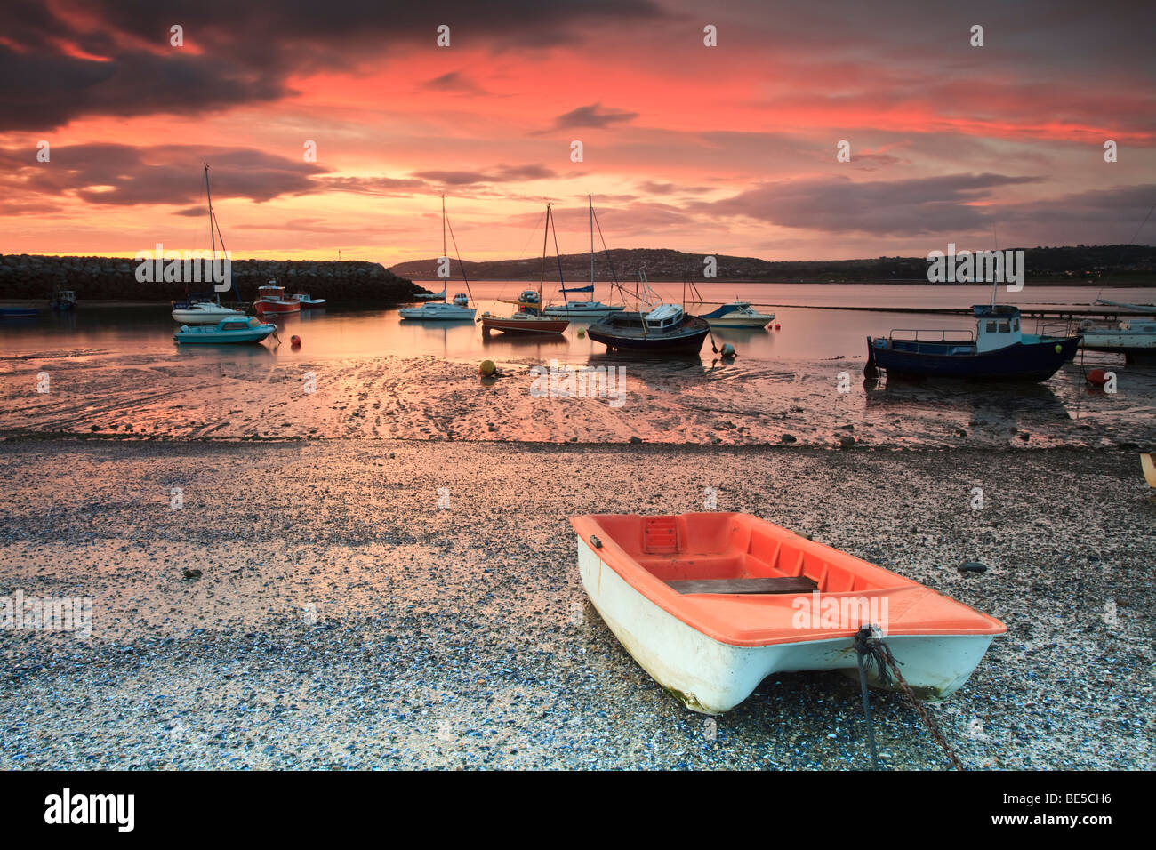 La mattina presto in Rhos porto con le barche in attesa che la marea Rhos sul mare, Colwyn Bay, Wales, Regno Unito Foto Stock