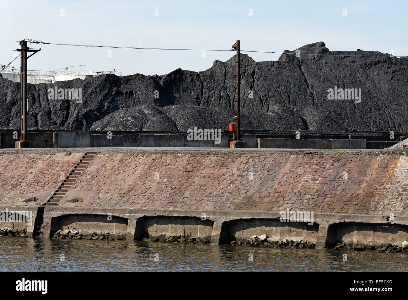 Pile di carbone sul carbone isola, Duisburg-Rohrorter porti, DuisPort porto interno, Duisburg, Ruhr, Renania settentrionale-Vestfalia, Germa Foto Stock