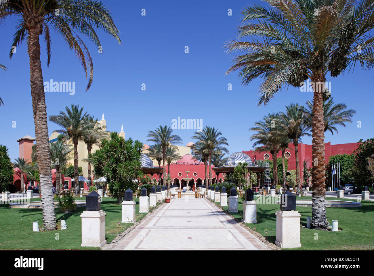 Piazza di fronte Grand Resort, hotel, fontana, palme da dattero, padiglioni, Yussuf Afifi road, Hurghada, Egitto, Mare Rosso, Africa Foto Stock