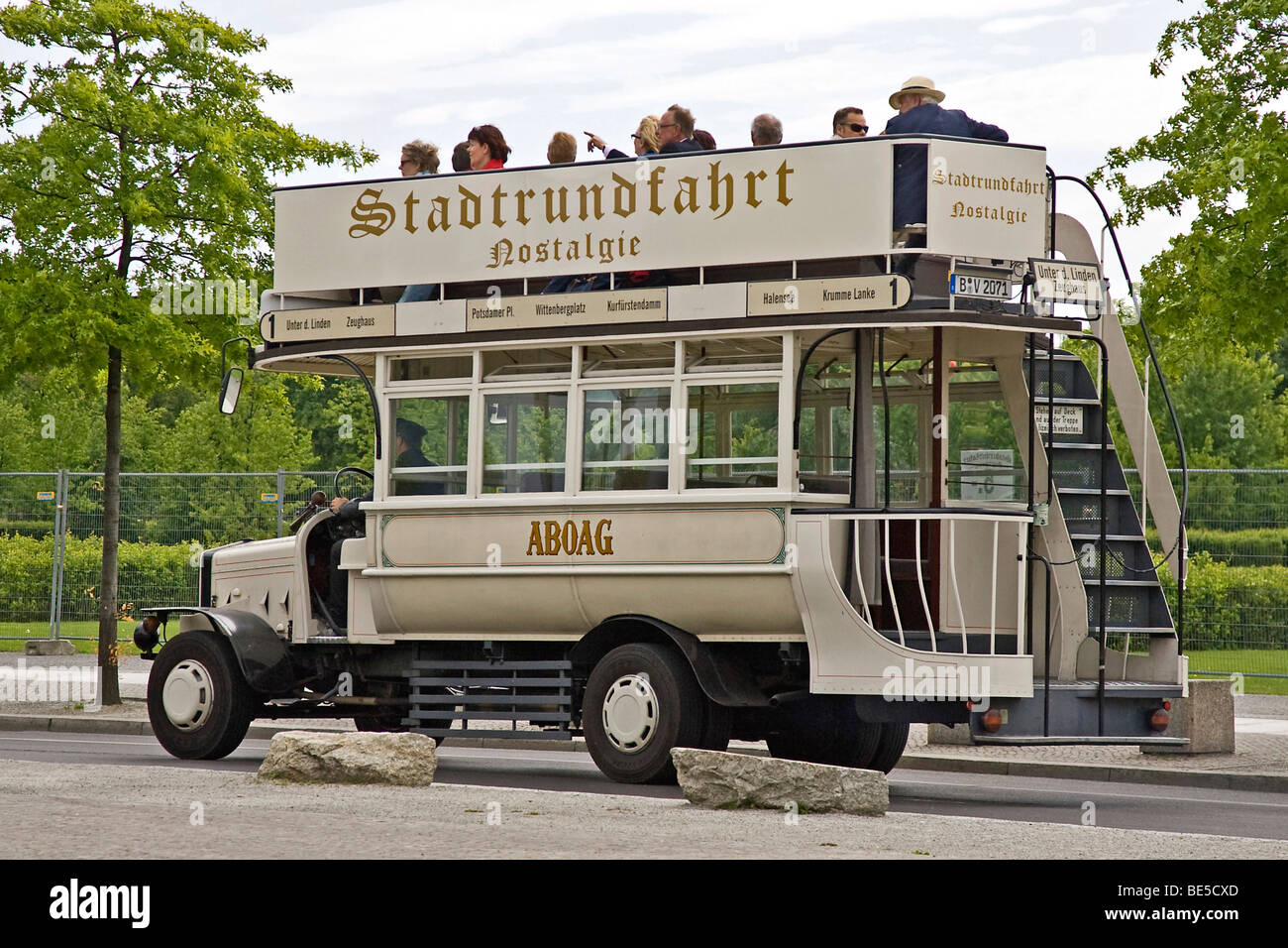 Vintage omnibus per le strade di Berlino, Berlino, Germania, Europa Foto Stock Vintage omnibus per le strade di Berlino, Berlino, Germania, Europa Foto Stock