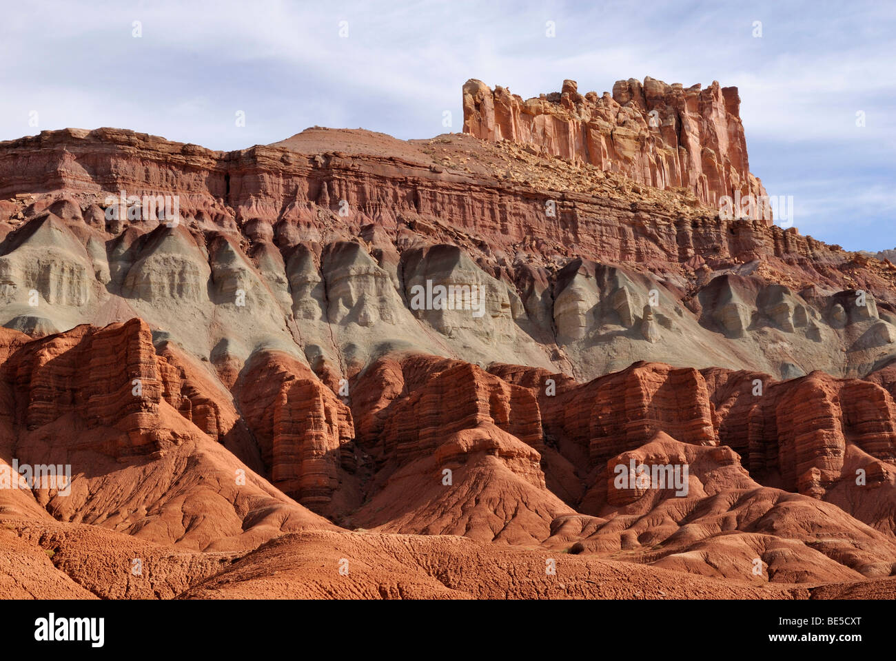 Il Castello formazione di roccia, rosso e grigio arenaria, da cima a fondo, Wingate, Chinle e formazione Moenkopi, Capitol Reef Nat Foto Stock