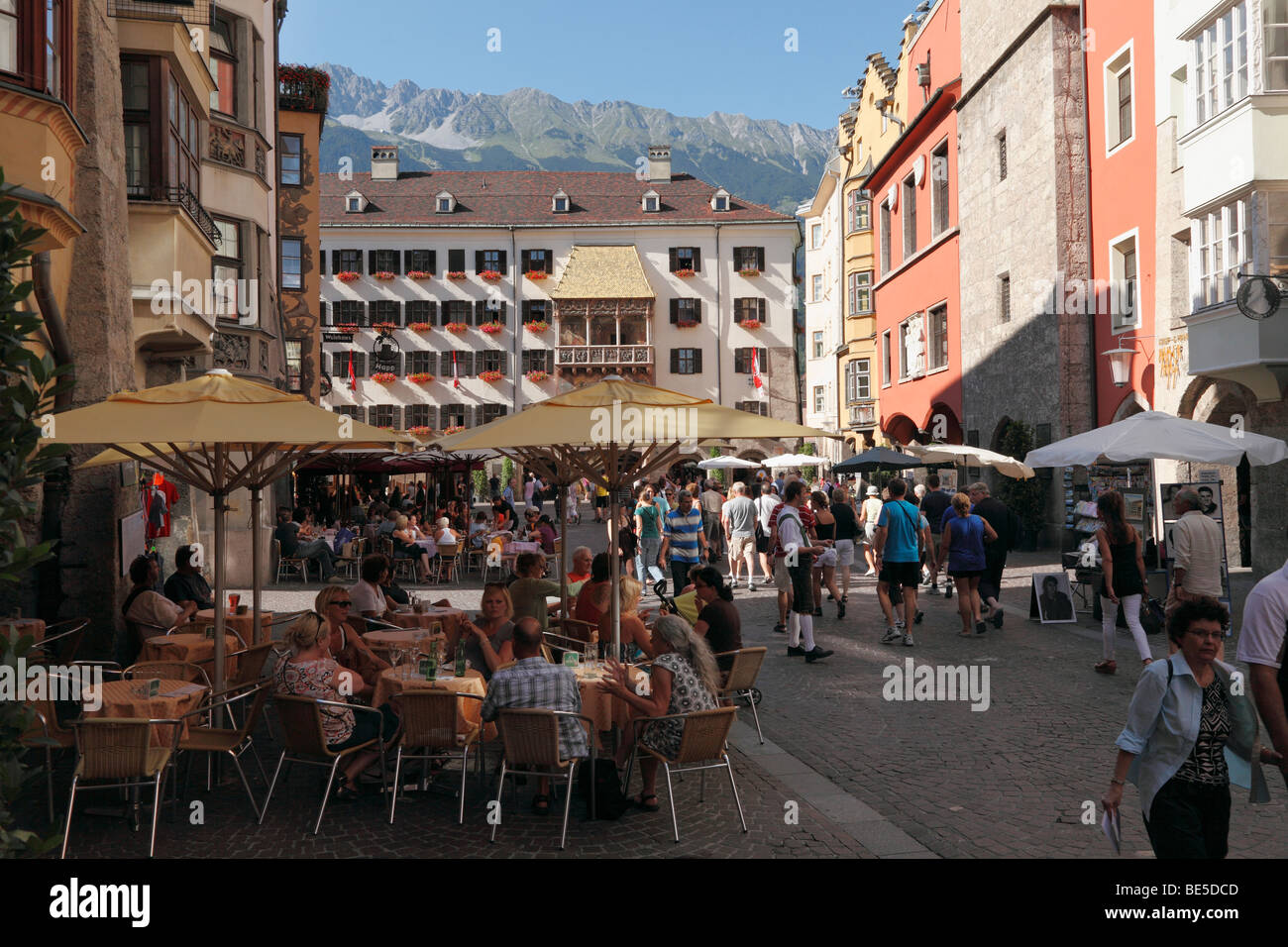 Il tetto dorato, Herzog-Friedrich-Strasse, nel centro storico della città di Innsbruck in Tirolo, Austria, Europa Foto Stock