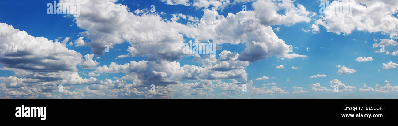 Cielo blu con nuvole soffici in giornata del sole, immagine panoramica Foto Stock