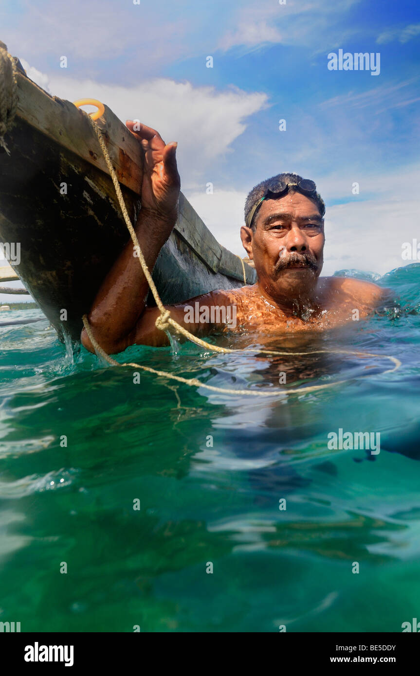 Pescatore con piroga, immersioni subacquee per il polpo, presi in Samoa, Foto Stock