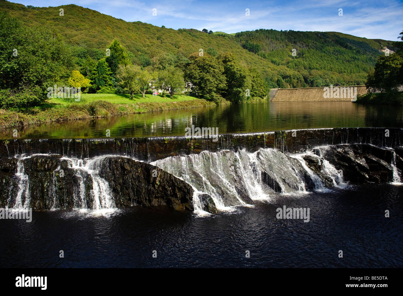L'uomo ha fatto una cascata weir sul fiume Rheidol come parte dell'Idro Elettrica stazione di potenza, Galles Ceredigion REGNO UNITO Foto Stock