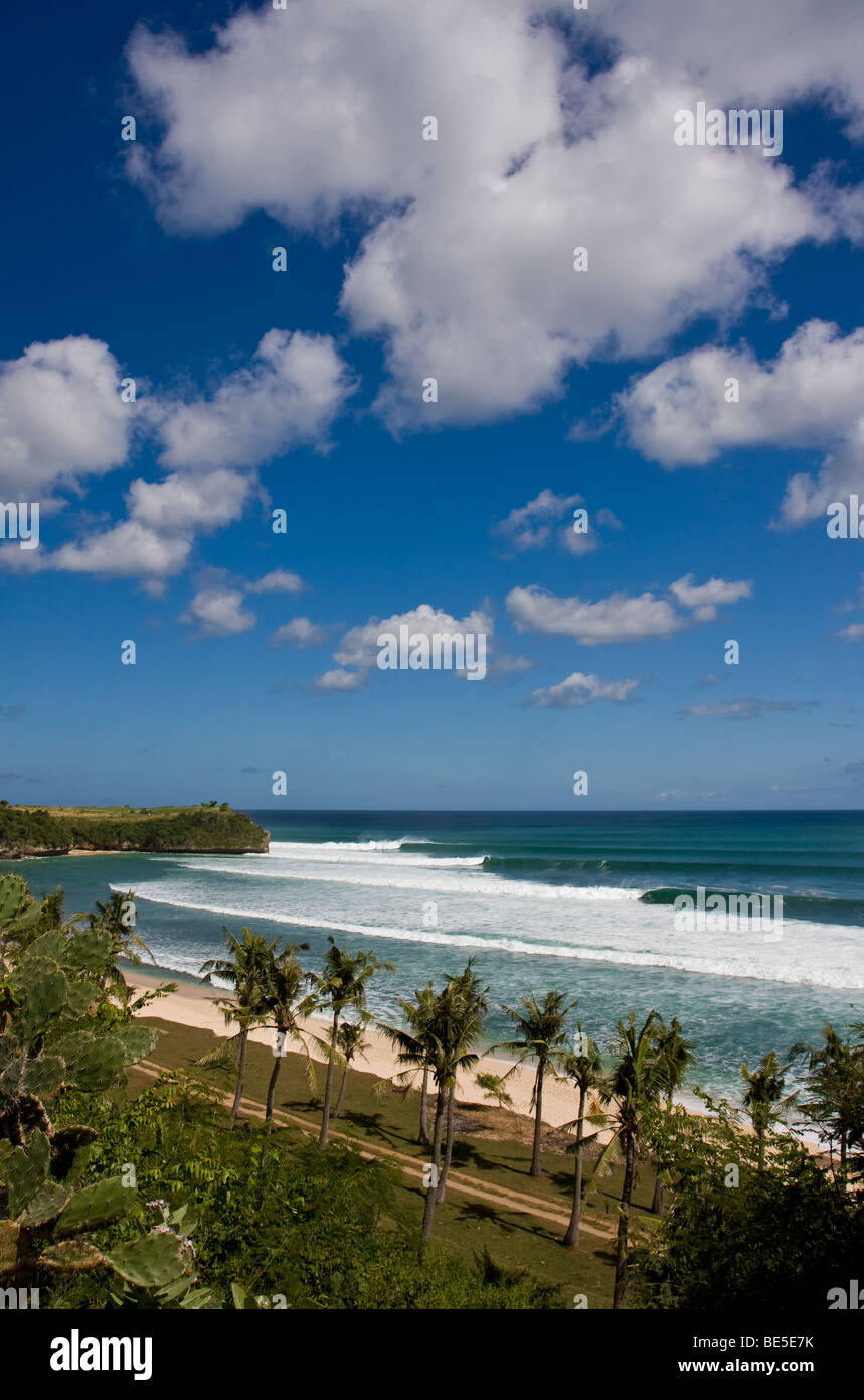 [Surf]. Set di onde perfette e laminazione attraverso Balangan Beach. Bali, Indonesia Foto Stock