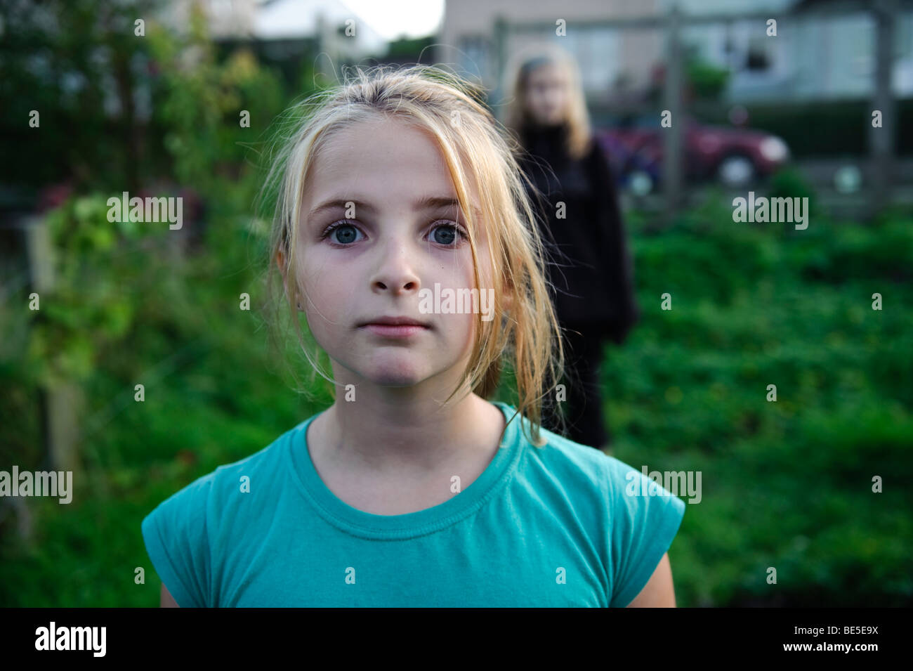 10 anno vecchia ragazza fissando la telecamera, cercando e selvatici, REGNO UNITO Foto Stock