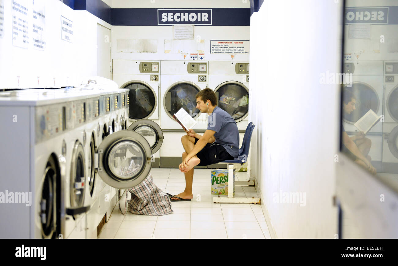 L'uomo lavanderia lavaggio Persil di lettura Foto Stock