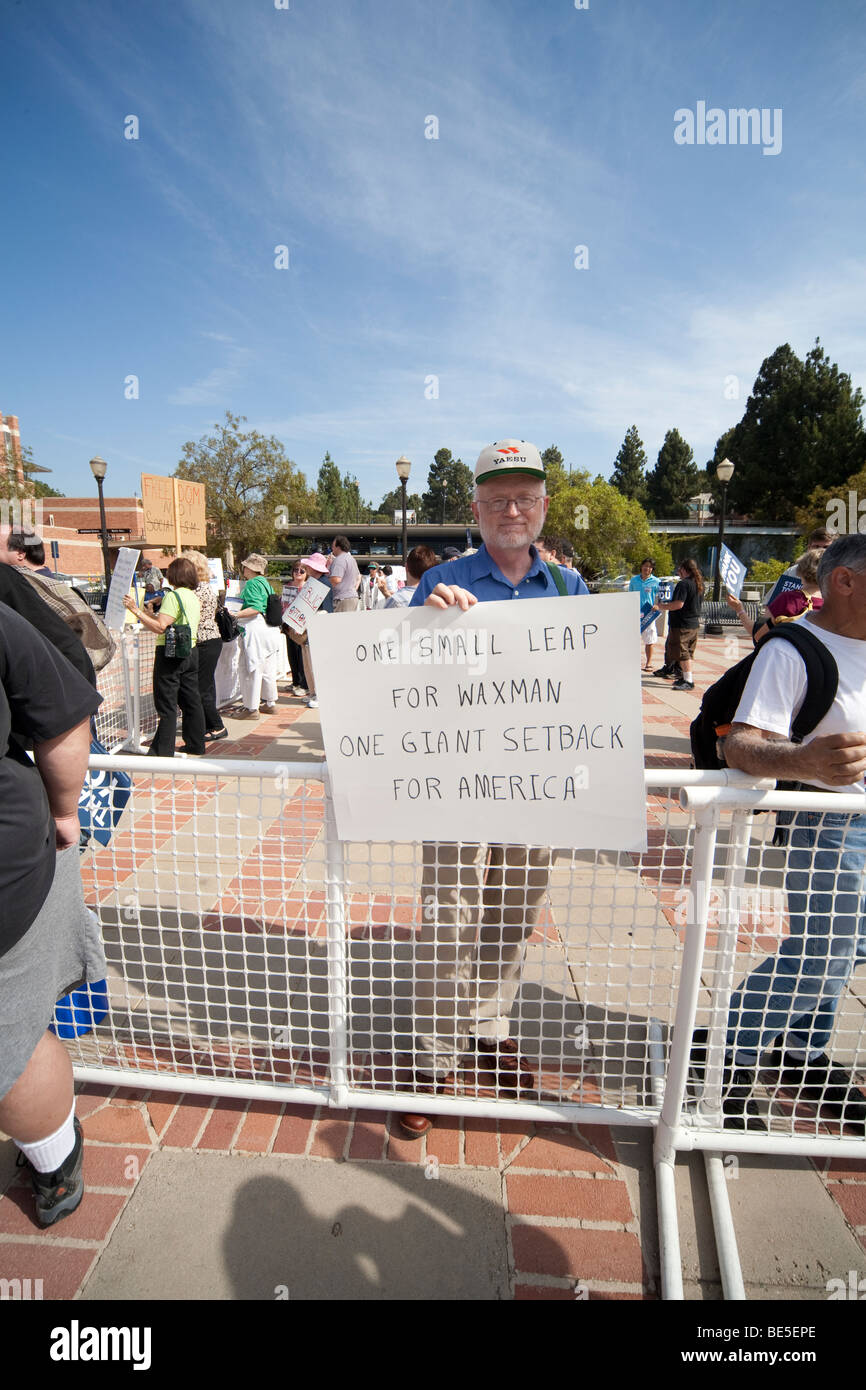 Dimostratore conservativa può contenere fino a firmare al di fuori di un cambiamento climatico pannello con Henry Waxman (D-CA) il 21 agosto 2009 presso la UCLA. Foto Stock