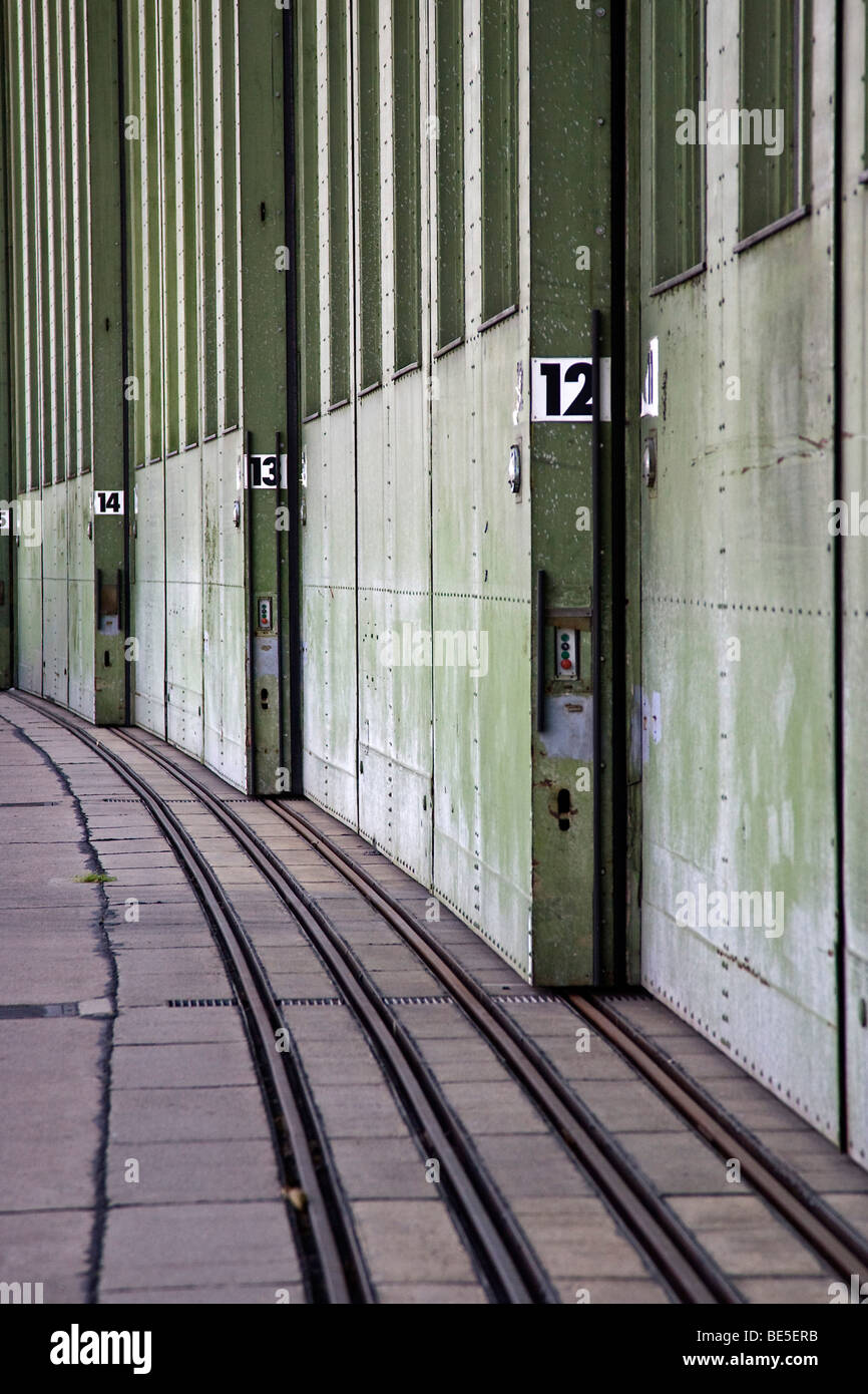 Porte scorrevoli di un hangar aereo, Tempelhof di Berlino, Germania, Europa Foto Stock