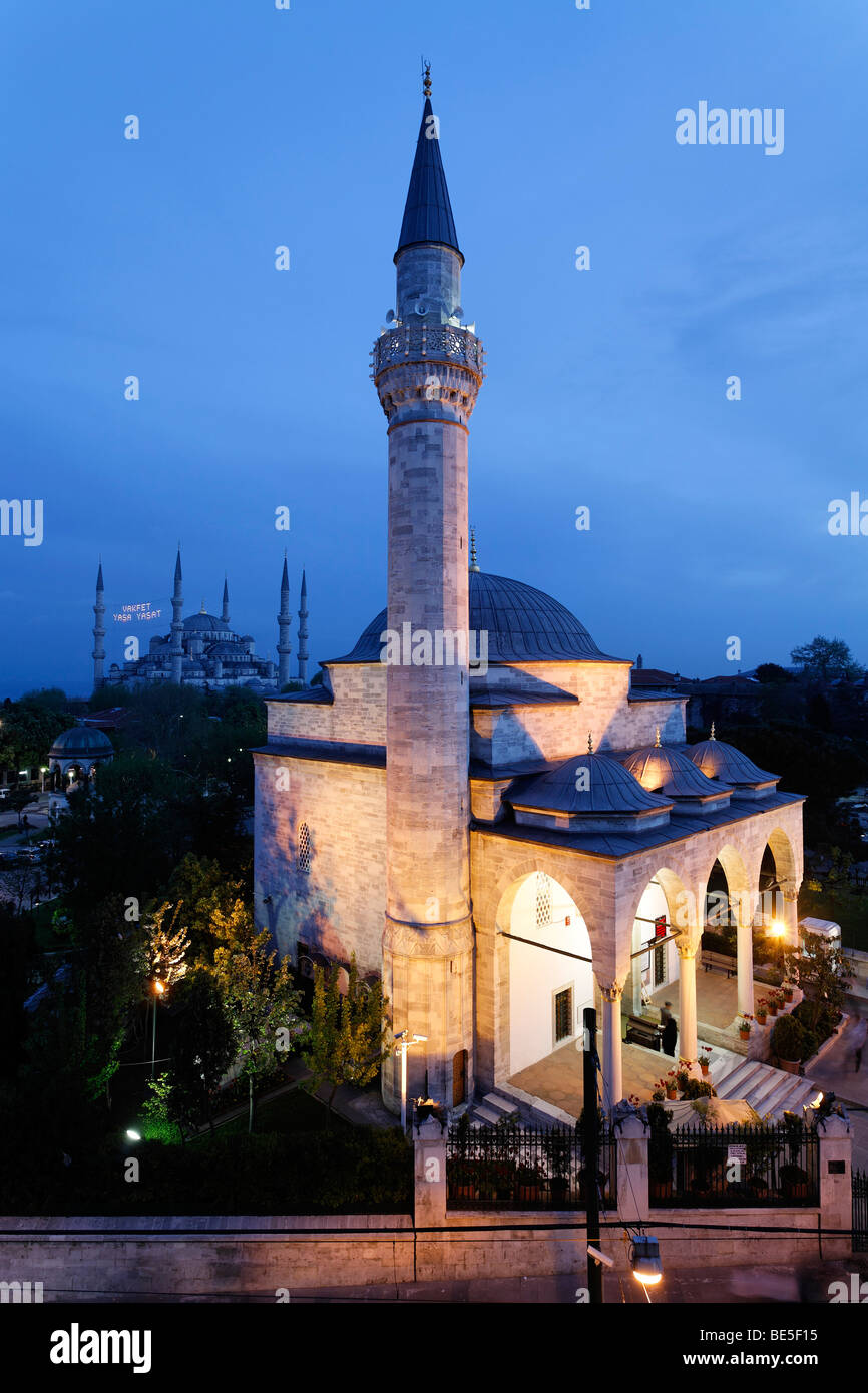 Firuz Aga moschea, vista sulla Moschea Blu, Sultan Ahmed Camii, crepuscolo, Piazza Sultanahmet, Istanbul, Turchia Foto Stock